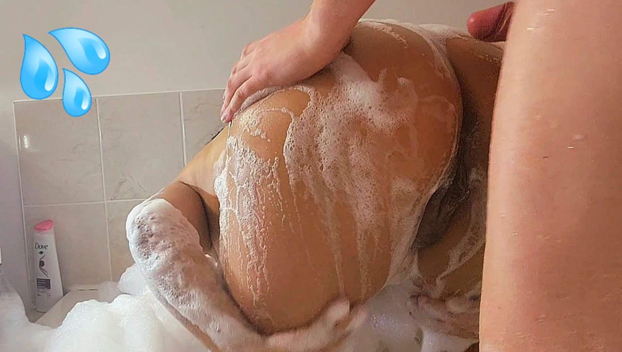 Rub-a-dub, a Sexy Latina in the Tub...